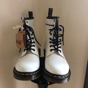Dr. Martens White Tie Size 7